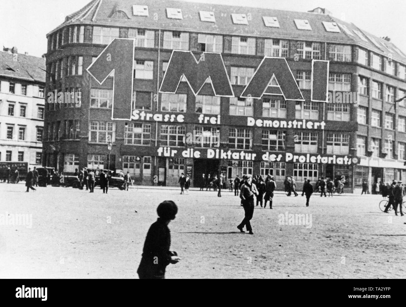 Die Karl-Liebknechthaus am 1. Mai, dem Beginn der so genannten "Blutmai" ("Blutigen"), die vom 1. bis zum 3. Mai, 1929 dauerte. Das Haus diente als parteizentrale der KPD und der Redaktion der Roten Fahne. Seit 1928, Open-air-politische Tagungen wurden verboten, aber die KPD rief zu Streiks und Demonstrationen. Im Zuge der Mai Ausschreitungen wurden insgesamt 20 Menschen getötet und 200 von der Polizei verletzt. Stockfoto