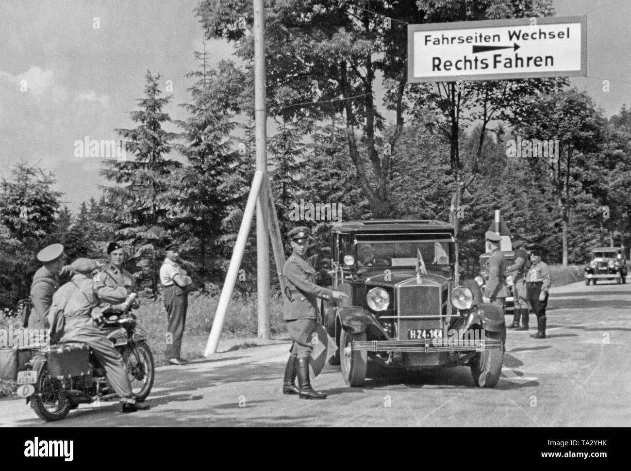 Rechts fahren ist in Teilen Österreichs (Vorarlberg, Tirol, Salzburg, Gaus, Kärnten, der Steiermark und im südlichen Burgenland) eingeführt. Vor der Annexion Österreichs an das Deutsche Reich, in Österreich gibt es Linke war-Verkehr. Schilder weisen auf die Änderung der Seite. Stockfoto