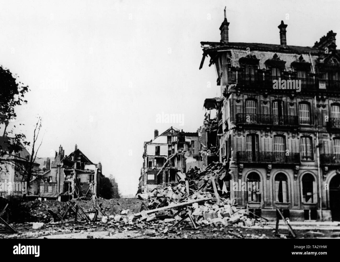 Artillerie zerstört Häuser in Sedan. Foto: kriegsberichterstatter Kindermann. Stockfoto