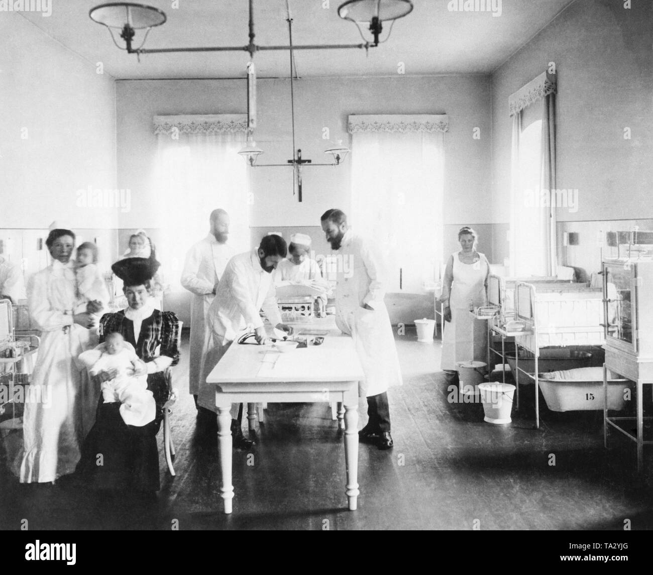 Die Gärtnerei der Gisela Kinderspital in München. Auf der linken Seite sitzen, Gisela von Österreich, Prinzessin von Bayern. Stockfoto Die Gärtnerei der Gisela Kinderspital in München. Auf der linken Seite sitzen, Gisela von Österreich, Prinzessin von Bayern. Stockfoto