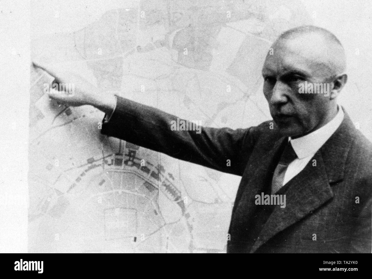 Der Oberbürgermeister von Köln, Konrad Adenauer Punkte, um die Karte von Köln. Stockfoto