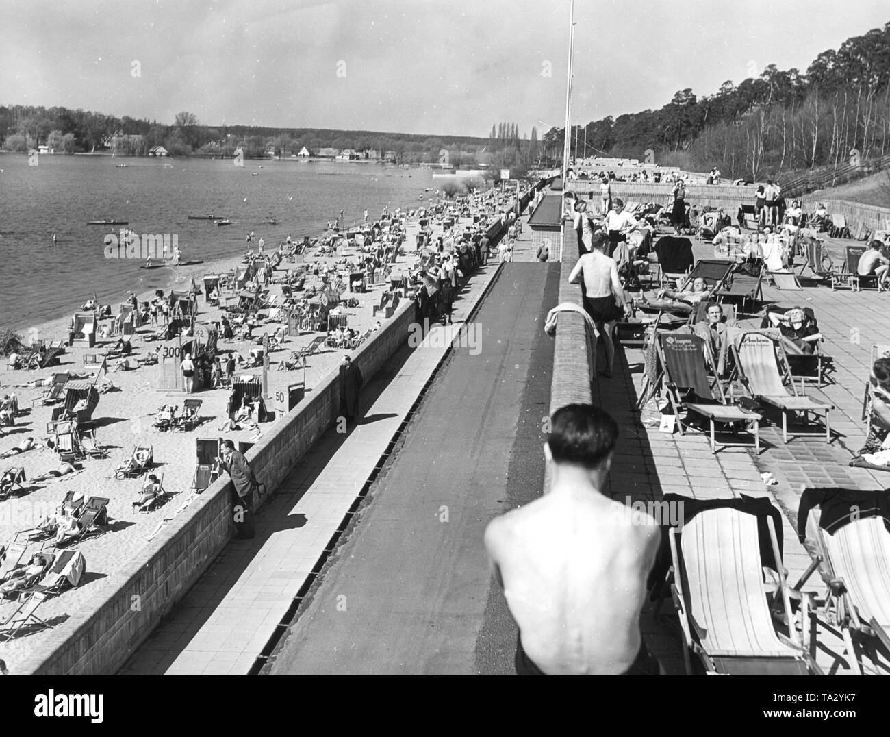 Blick auf den Wannsee Lido in Berlin. Die beliebten Ausflugsort ist gut - an einem Sonntag besucht. Stockfoto