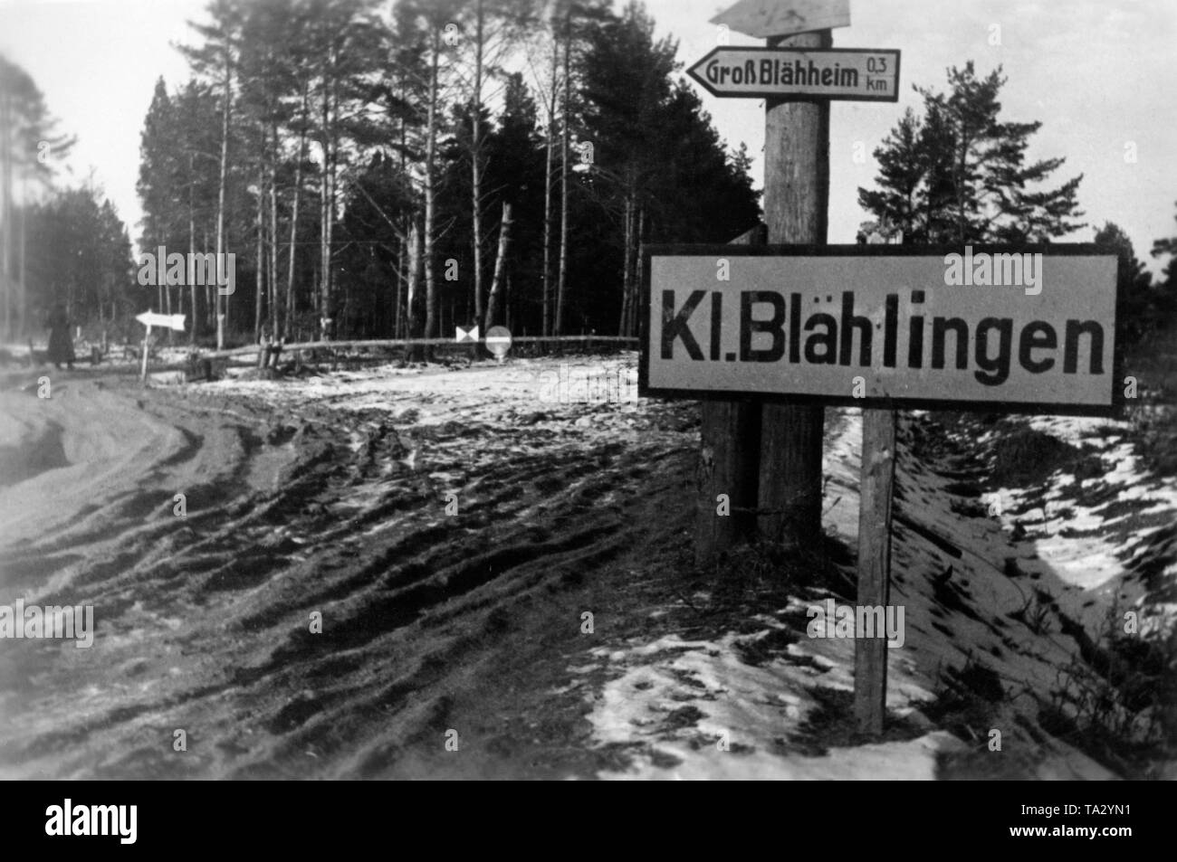 Soldaten der Wehrmacht geändert Wegweiser in der Sowjetunion. Die beiden Städte in der kl. Blaehlingen und grobe Blaehheim waren ursprünglich Winterquartier der sowjetischen Führung. Foto: Krieg Reporter Beissel. Stockfoto