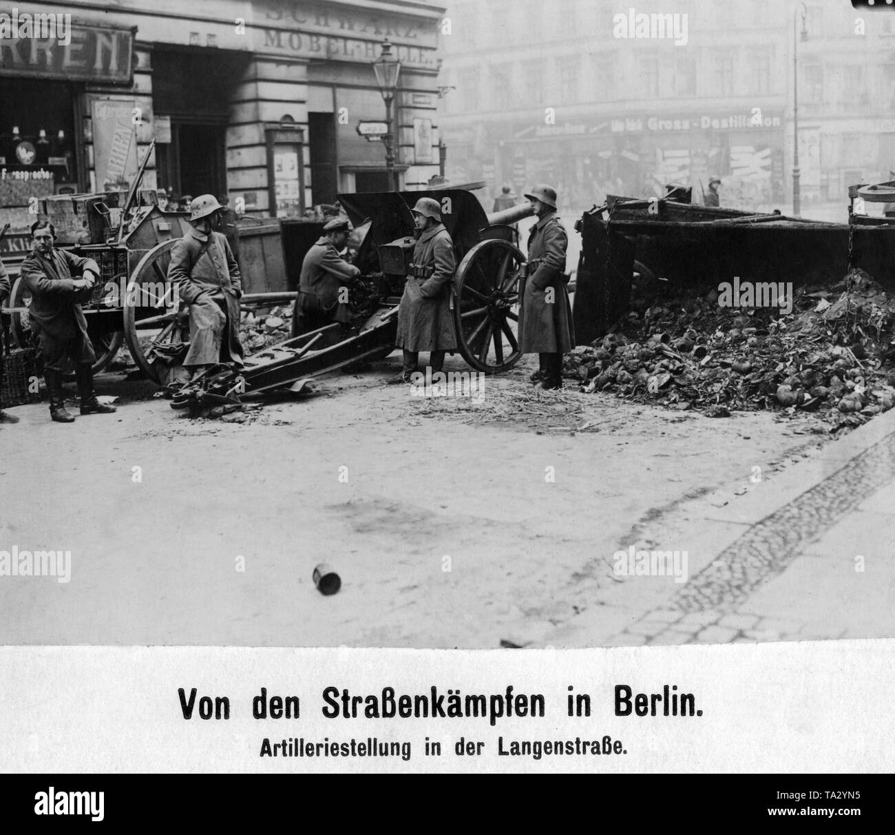 Eine Artillerie Position der Regierung - loyale Truppen in der Lange Straße in Berlin. Durch das brutale Vorgehen des Freikorps Soldaten, einschließlich der Verwendung von Artillerie, die Aufstände waren nach ein paar Tagen unterdrückt. Stockfoto