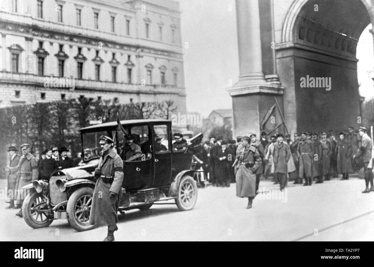 Der Commander-in-chief des Münchner Roten Armee Rudolf Egelhofer (Mercedes) mit seiner bewaffneten Wachen auf dem Siegestor in die Ludwigstraße. Foto im Frühjahr 1919 getroffen. Stockfoto