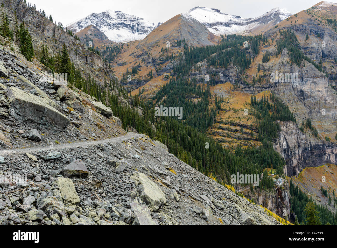 Verraterische Mountain Road Ein Truber Herbsttag Auf 4x4 Black Bear Pass Trail An Der Seite Von Ingram Peak Oben Bridal Veil Falls Telluride Co Usa Stockfotografie Alamy Verraterische Mountain Road Ein Truber Herbsttag Auf 4x4 Black Bear Pass Trail An Der Seite Von Ingram Peak Oben Bridal Veil Falls Telluride Co Usa Stockfotografie Alamy