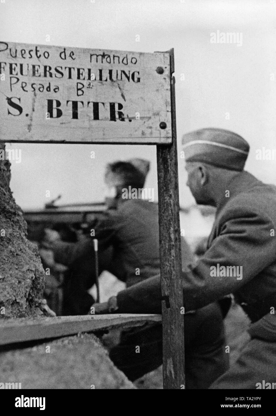 Foto einer Artillerie post-Befehl der Legion Condor während der letzten Schlachten des Spanischen Bürgerkriegs in Toledo im März 1939. An der Vorderseite gibt es eine Tafel, die einen Anschlag. Stockfoto