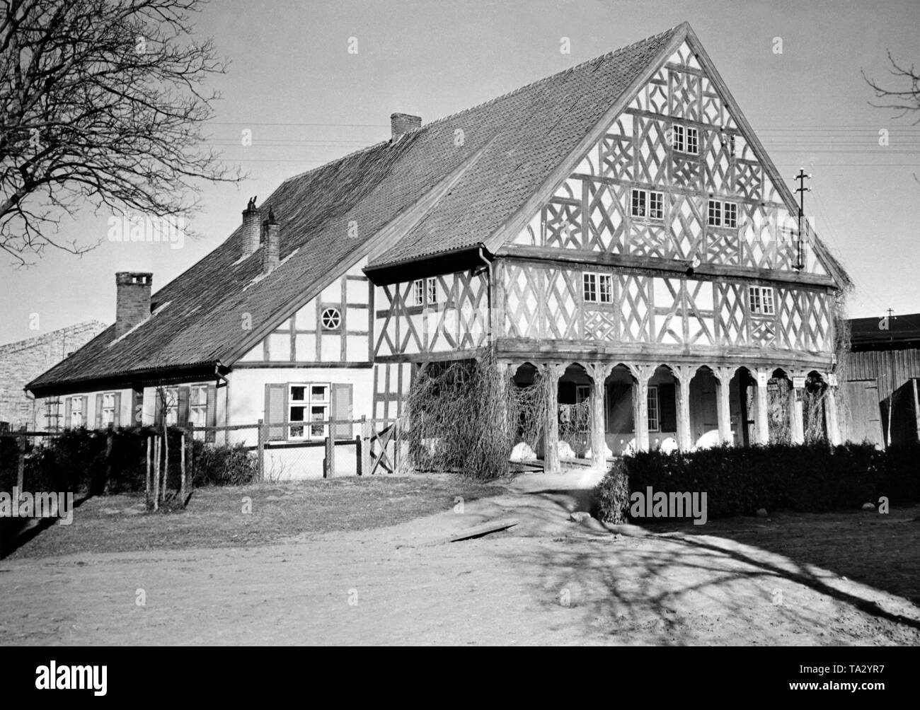 Anzeigen eines großen und verziert Veranda, von Georg Poeck um 1750 entwickelt wurde, auf einem Bauernhof in der Ostpreußischen Klettendorf, Stadtteil Marienburg. Stockfoto