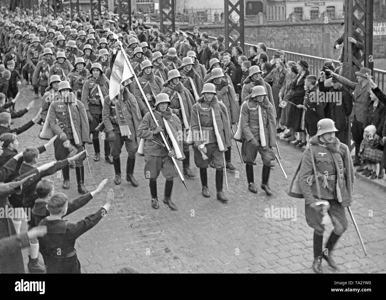 Eintrag von österreichischen Dragoner in Bamberg während der Annexion Österreichs an das Deutsche Reich. Stockfoto