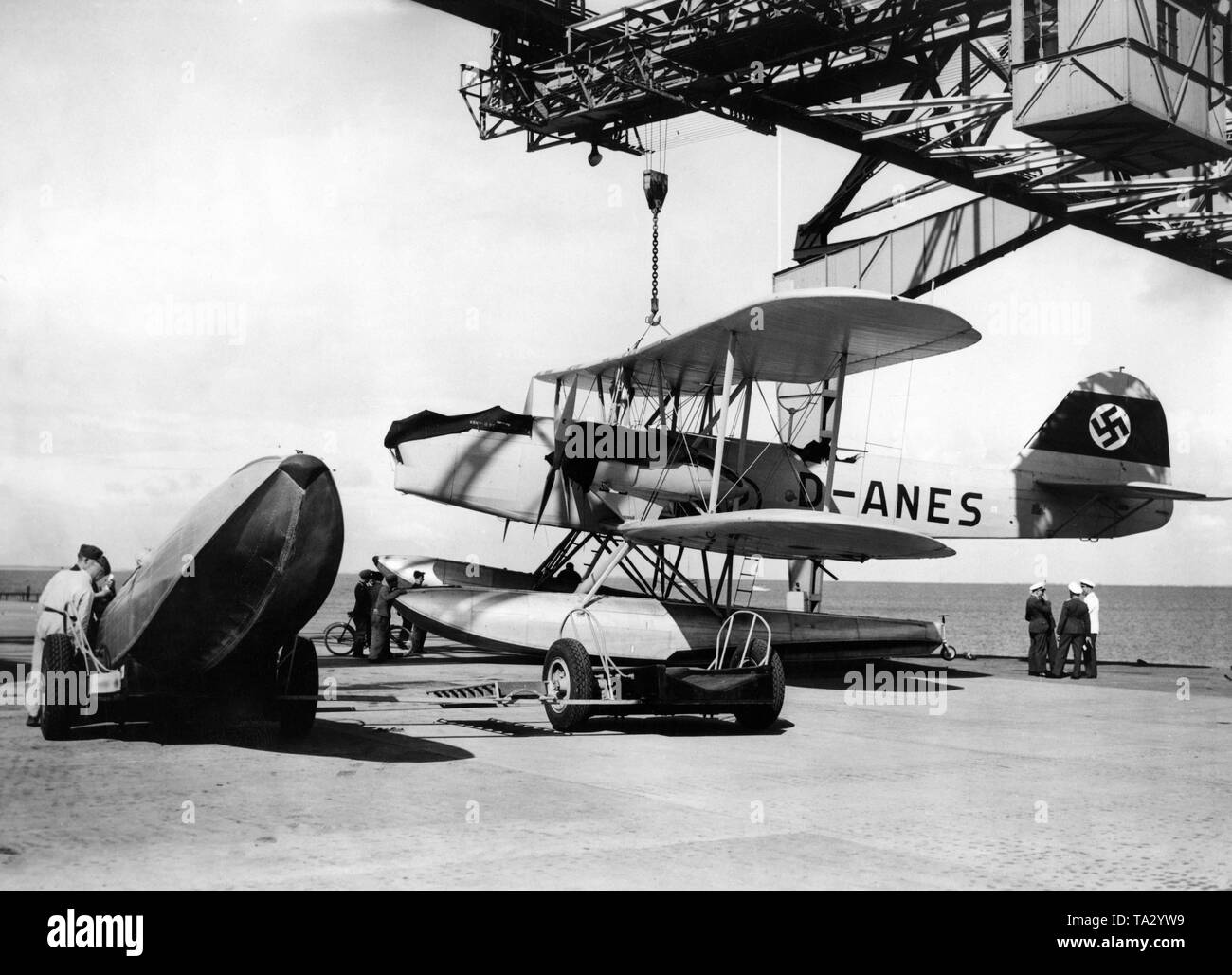 Reparatur einer Heinkel He 59 Kampfflugzeugs in einer Werft. Das Flugzeug wurde aufgehoben und in Position gebracht, die von einem Kran, um den beschädigten Wagen ersetzt werden. Stockfoto