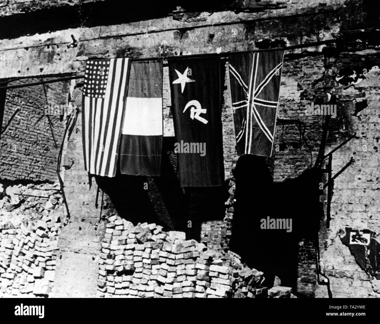 Die Fahnen der USA, Frankreich, die Sowjetunion und Großbritannien hängen in Reihen auf dem Reichstag in Berlin. Sie symbolisch verdeutlichen die politische Lage des besetzten Deutschland. Stockfoto