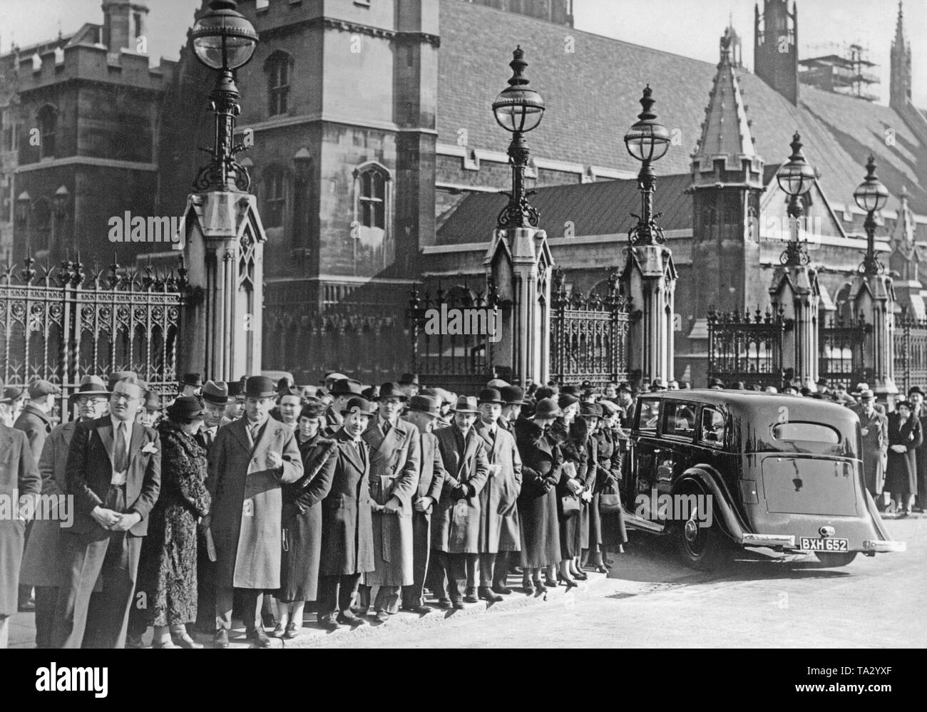 Im britischen Unterhaus, Premierminister Chamberlain Ausgaben eine Aussage über die Annexion Österreichs an das Deutsche Reich. Die Menschen warten auf die Minister vor dem Parlament. Stockfoto