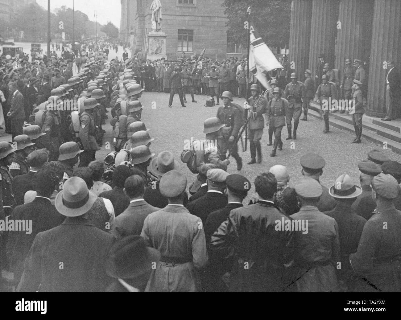Diese Studenten der Humboldt Universität zu Berlin, hier als uniformierte Mitglieder der Stahlhelm, legen einen Kranz vor dem Kriegerdenkmal in Unter den Linden nach der Rückkehr von der Propaganda für eine Reise nach Ostpreußen. Stockfoto