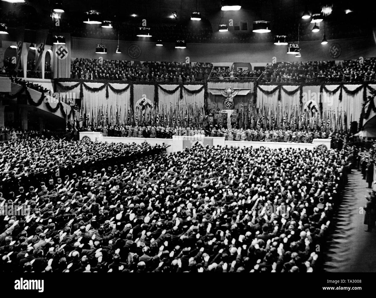 Nach der Propagandaminister Joseph Goebbels, Adolf Hitlers Proklamation am 10. Jahrestag der Machtergreifung gelesen hat, werden die Teilnehmer steigen. Schließlich ideologische Lieder der Partei sind gesungen. Propaganda Foto. Stockfoto