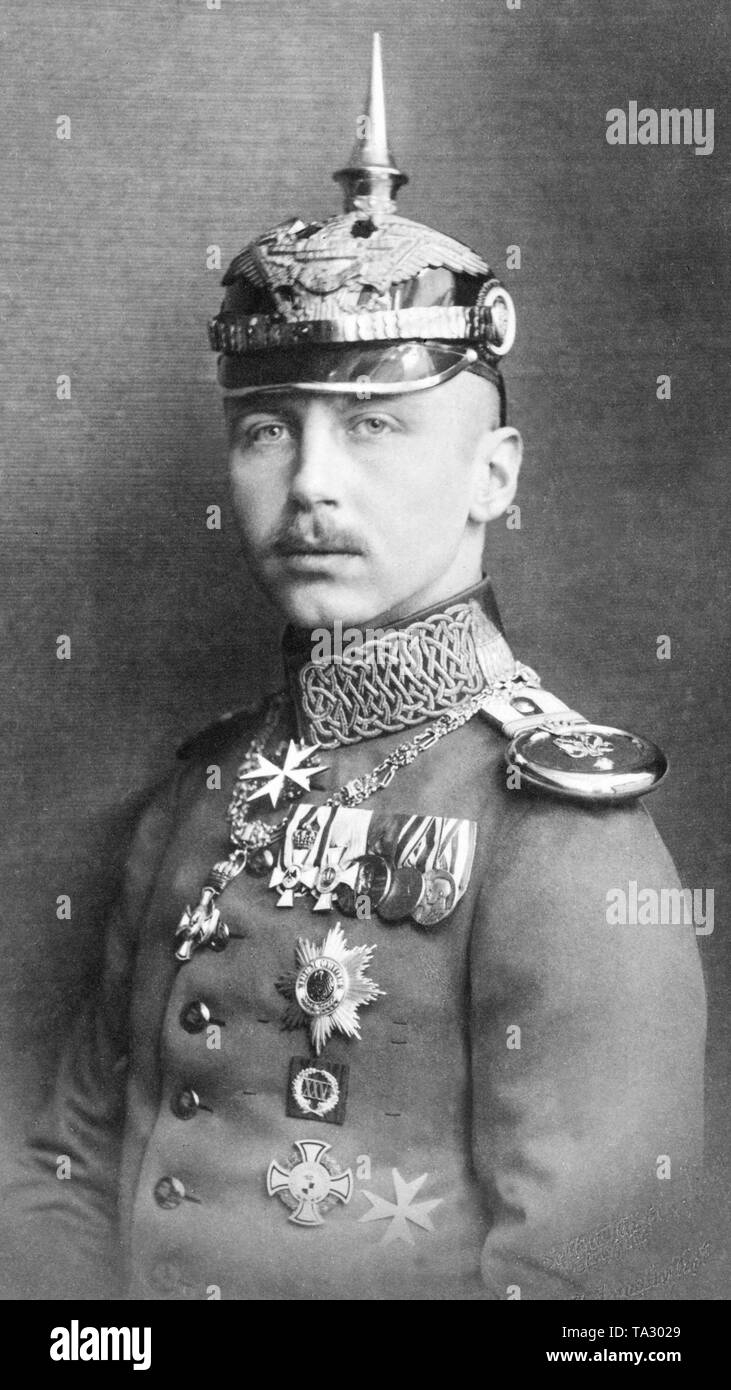 Prinz Oskar von Preußen, Sohn des letzten deutschen Kaisers Wilhelm II. in Uniform mit flachem Helm. Stockfoto