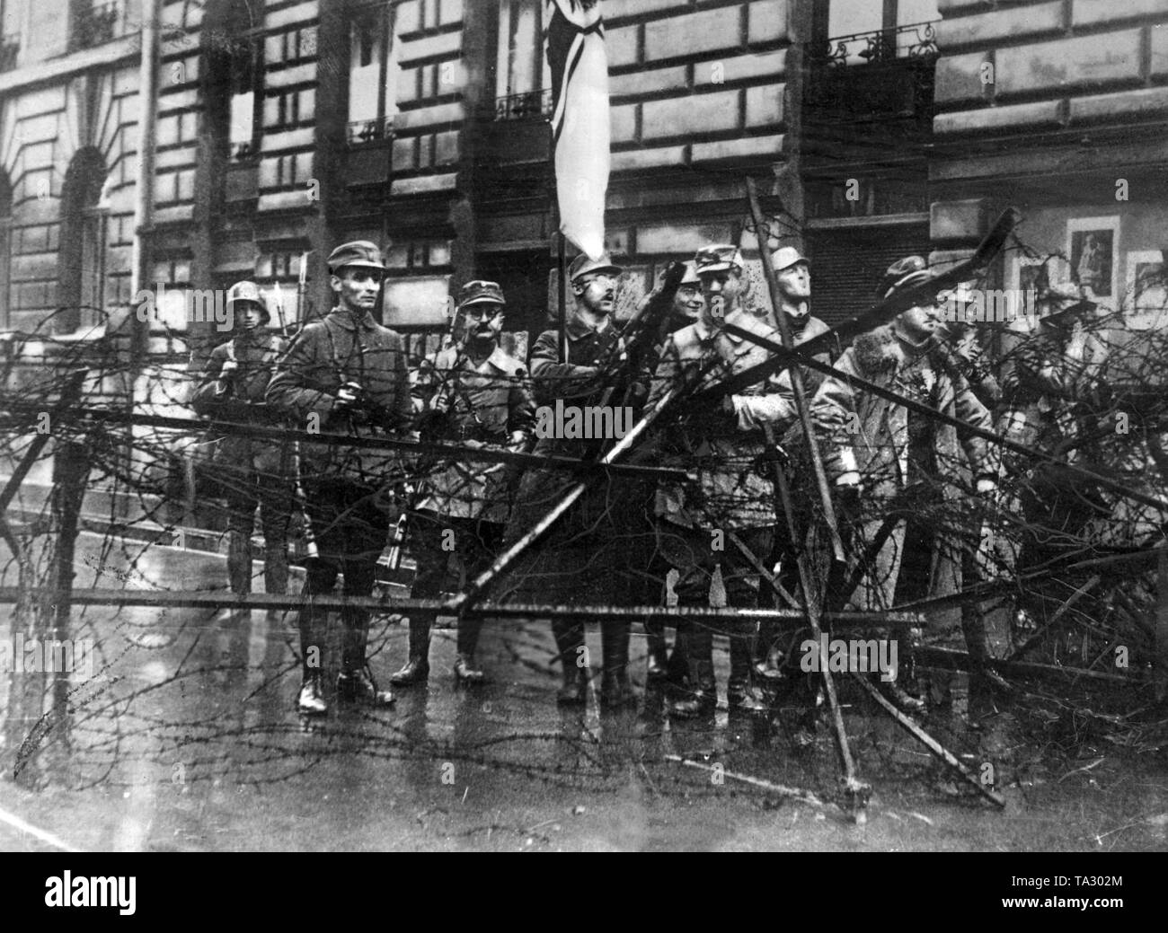 Heinrich Himmler (dritter von links) mit der wachtruppe "reichskriegsflagge" hinter einem Straße Block während der Beer Hall Putsch in München 1923. Stockfoto