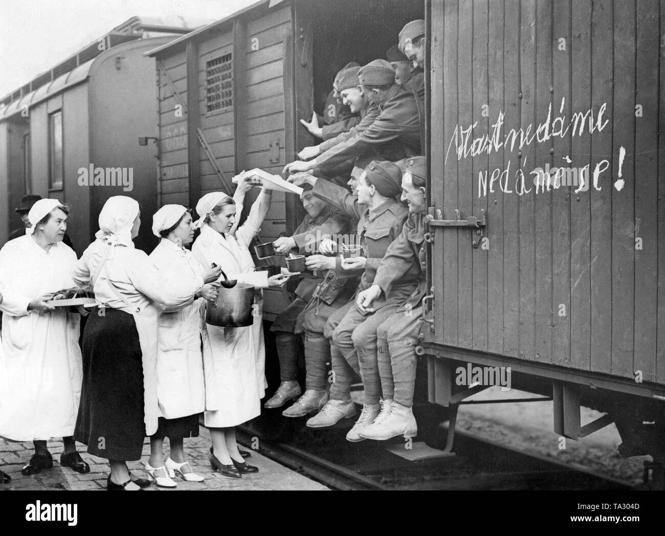 Vor der tschechischen Soldaten Prag verlassen, erhalten Sie eine weitere Mahlzeit aus der Krankenschwestern. Im Sudetenland Krise, tschechische Soldaten kämpfen gegen die Sudetendeutschen deutsche Soldaten. Stockfoto