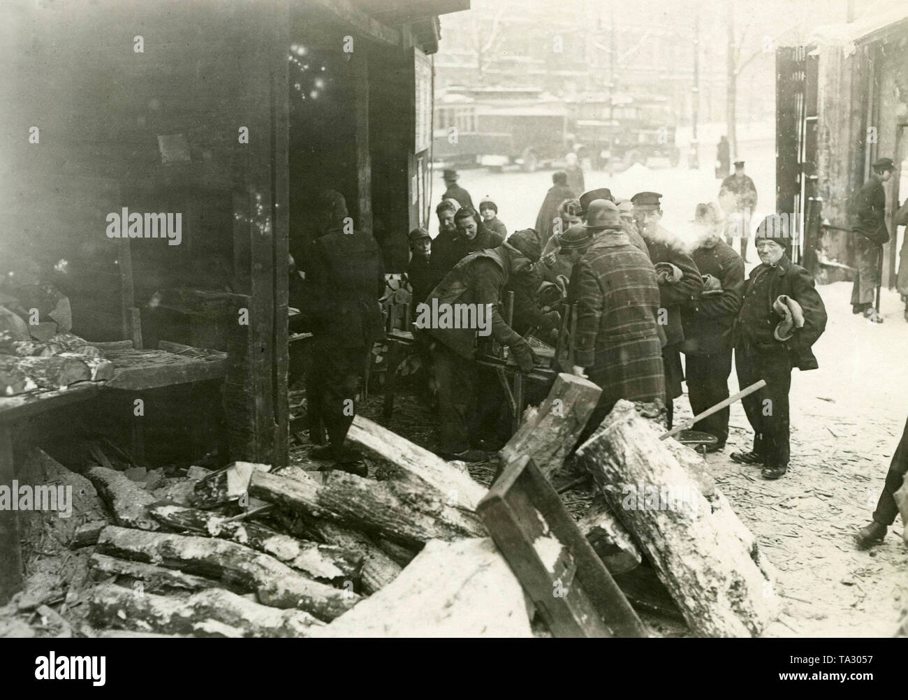 Kunden wartet die handholzerei Maschine. Im Winter 1929/30 ist der härteste Winter, und die Arbeitslosigkeit steigt auch auf einem historischen Hoch. Stockfoto