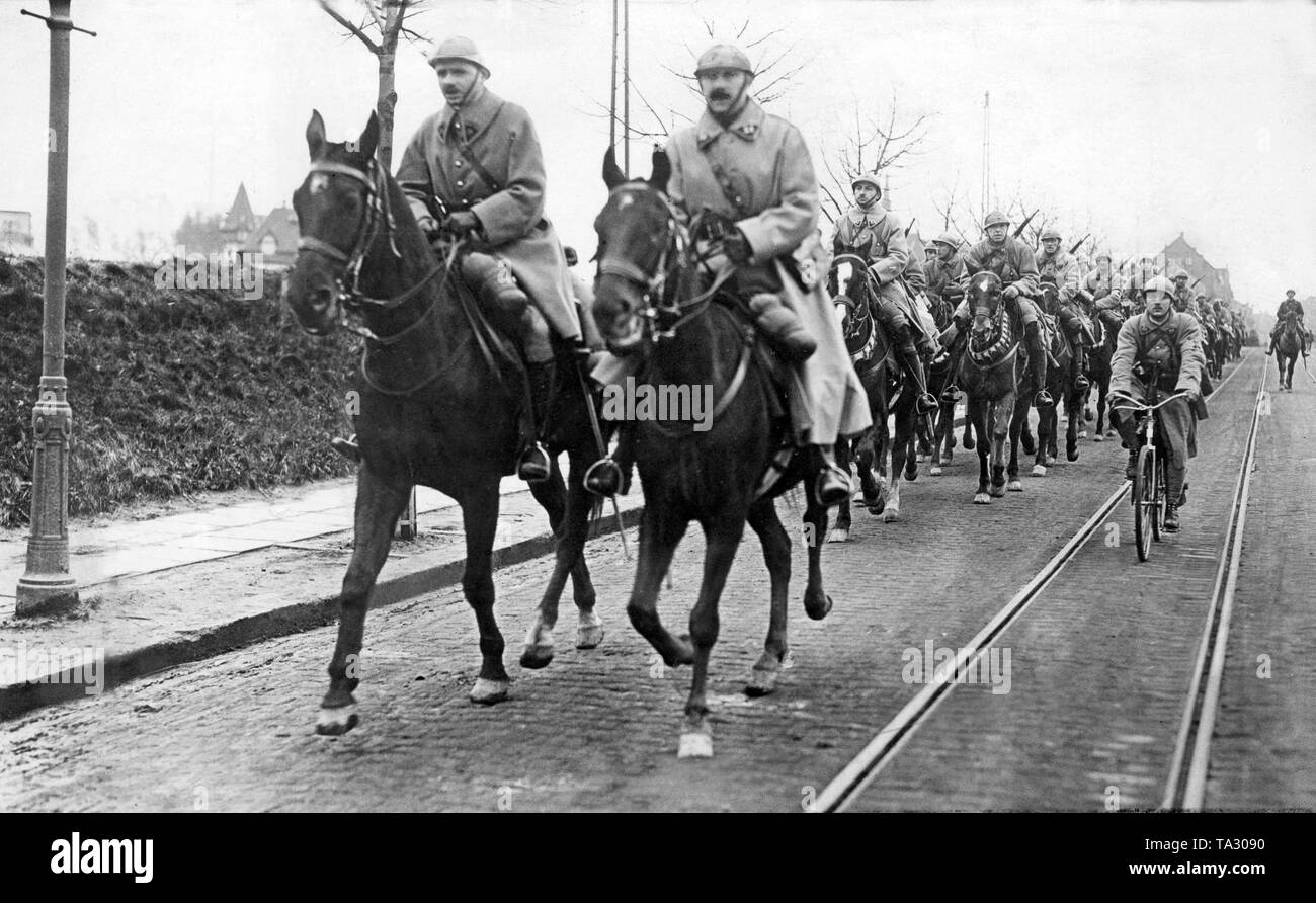 Kavallerie der französischen Armee als Teil der alliierten Besatzung Armee während der Invasion der Ruhr. Stockfoto