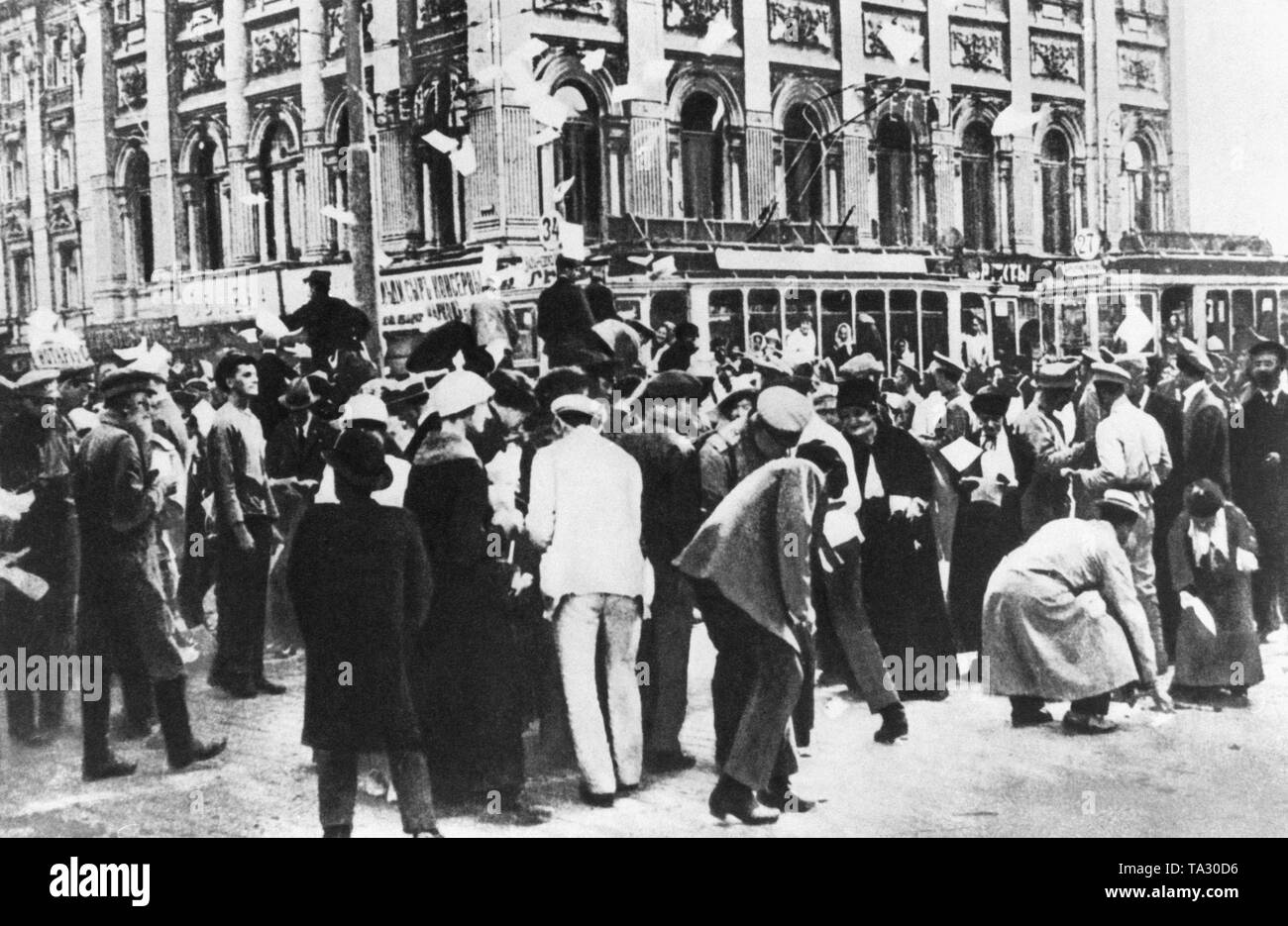 Bolschewiki flugblättern an Passanten verteilen - durch die im August 1917. Stockfoto