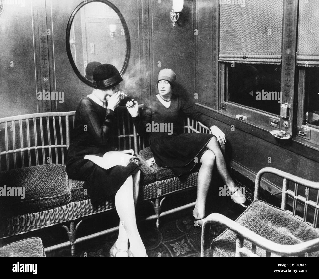 Zwei Damen Rauch in einem Raucherzimmer Auto eines amerikanischen Zug in den 1920er Jahren. Stockfoto