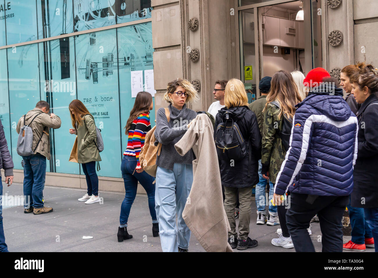 Käufer außerhalb der Rag & Bone Sonderverkauf in der NoMad Nachbarschaft von New York am Dienstag, den 14. Mai 2019. (Â© Richard B. Levine) Stockfoto