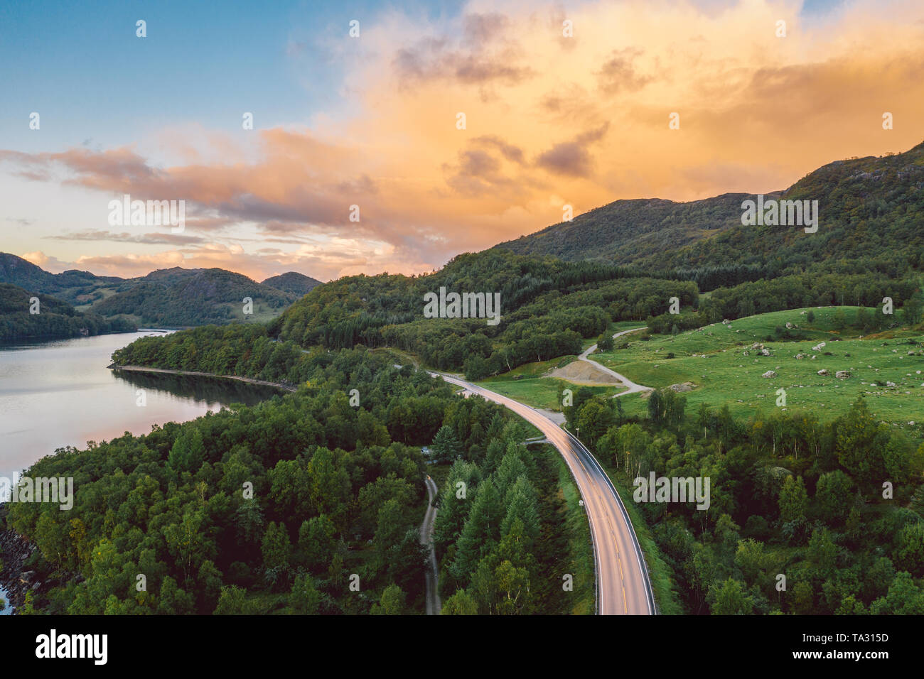 Ein See in Norwegen mit schönen Sonnenaufgang im Hintergrund Stockfoto