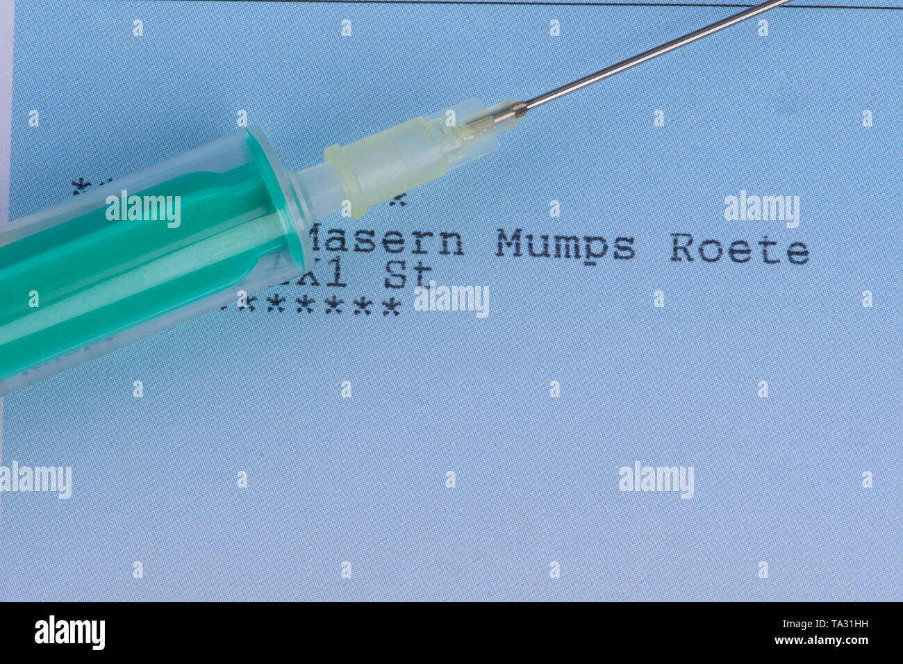 Obligatorische Impfung gegen Mumps Spritze mit einem Rezept Stockfoto