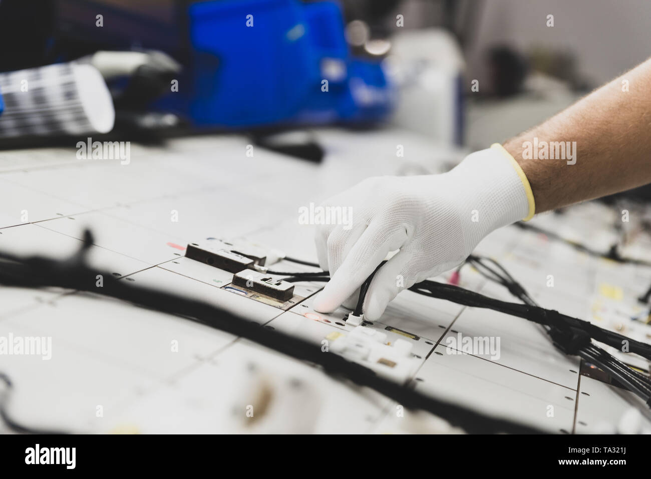 Kontrolle der Verkabelung, die auf dem Steuerpult, Checkpoint, Automobilindustrie. Stockfoto