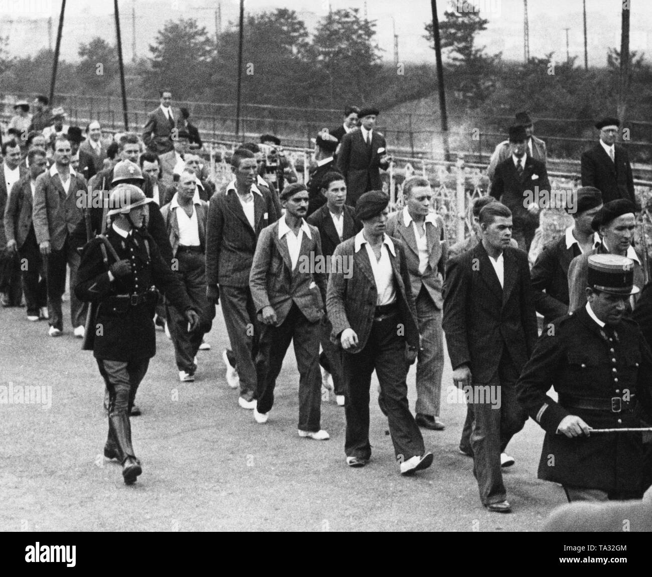 Foto einer Spalte mit 60 befreit ausländische Soldaten (Französisch, Englisch, Deutsch) kurz nach ihrer Übernahme durch den spanischen nationalen Fraktion übergeben werden nach Frankreich in den spanisch-französische Grenzstadt Hendaye am 30. Mai 1937. Stockfoto