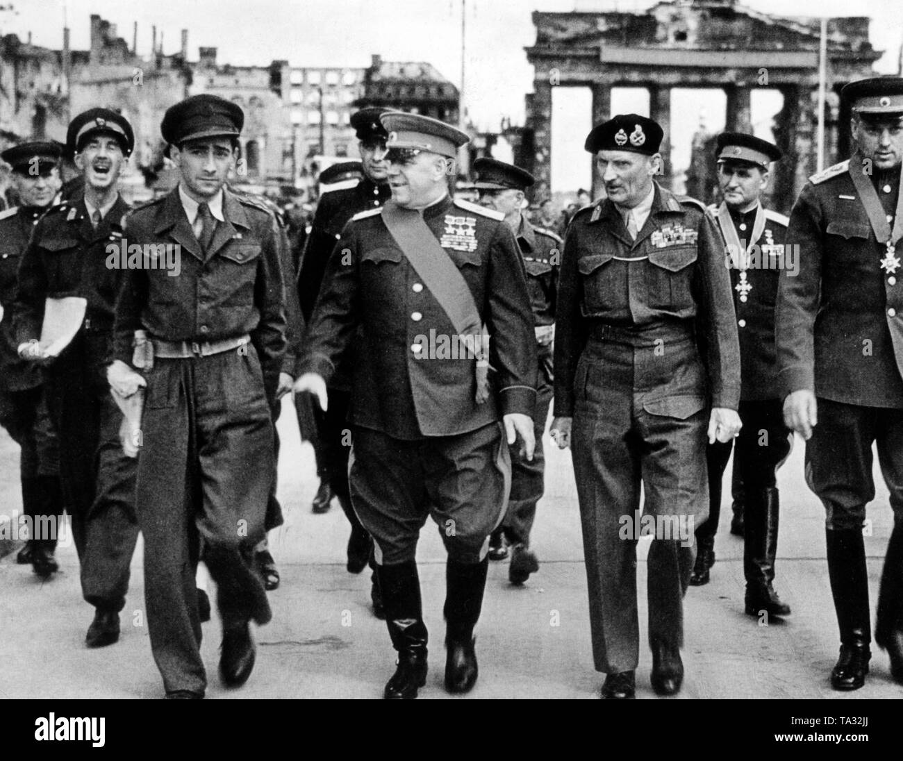 In der Mitte von links: der Eroberer von Berlin Allgemeine Georgy Zhukov (mit Flügel), der britische General Bernard Montgomery und der sowjetische General Konstantin Rokossovsky während der Siegesparade in Berlin. Stockfoto