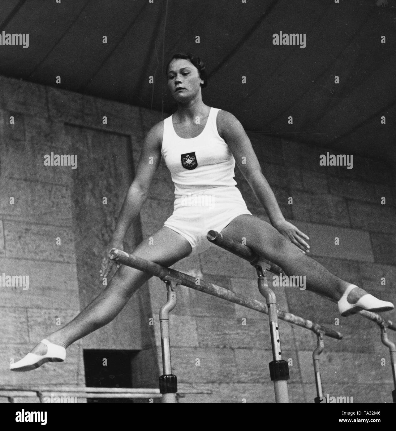 Trudi Meyer auf der Barren während ihrer Konkurrenz Auftritt bei den Olympischen Spielen, Dietrich-Eckart-Berlin, 1936. Stockfoto