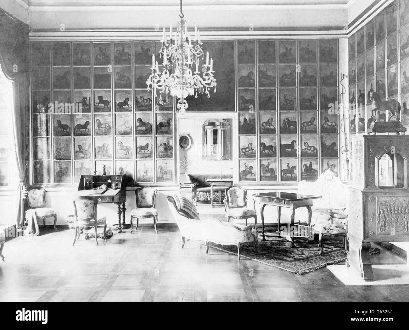 Zimmer im barocken Schloss Schwarzburg Rudolstadt im Thüringer Wald. An der Wand hängen Bilder von Pferden. Der Stammsitz der Grafen und Fürsten von Schwarzburg-Rudolstadt. Stockfoto