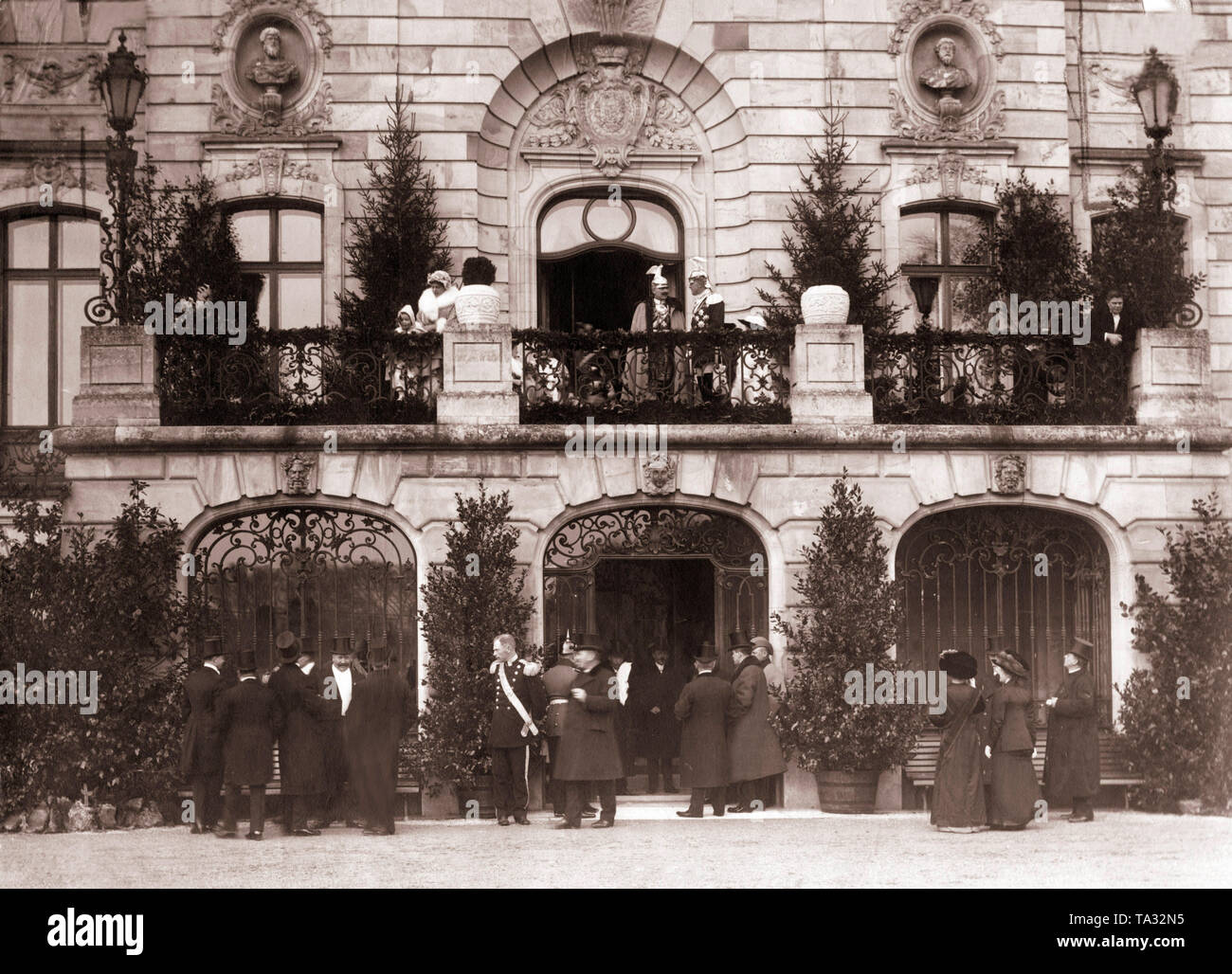 Kaiser Wilhelm II. und Prinz Max Egon II an Fuerstenberg (in der Mitte links und rechts in der Uniform der Garde du Corps) auf dem Balkon des Schlosses in Donaueschingen 1912, das im Stil der Belle Epoque und Historismus in 1896 umgewandelt wurde.. Andere Gäste geben Sie das Schloss durch das Hauptportal. Max Egon von fuerstenberg war als engster Freund von Kaiser Wilhelm Seit 1907 angesehen. Sie regelmäßig für die Jagd in Donaueschingen erfüllt. Stockfoto