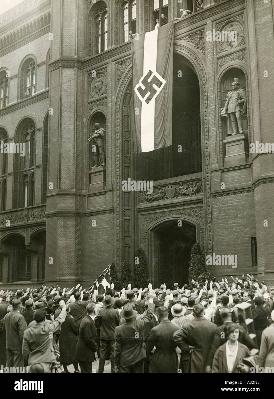 Auf dem Tag der Jugend (Tag der Jugend) im Sommer 1933, der Hitler Jugend hoist ihre Fahne an der Berliner Rathaus. Auf dem Vorplatz der Zuschauer zeigen den Hitlergruß. Stockfoto