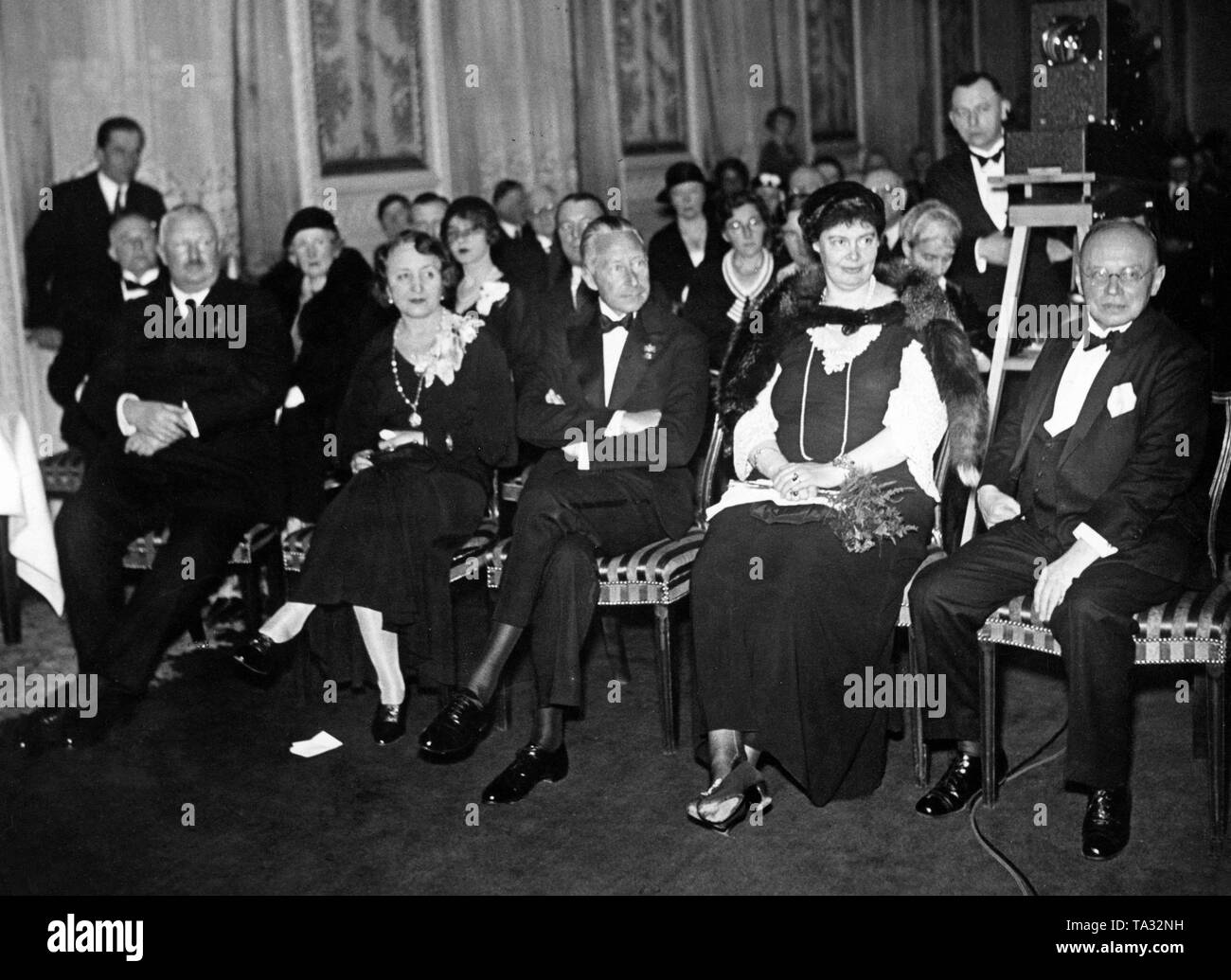 Im Hotel Kaiserhof, die Deutsch-Italienische Gesellschaft hielt einen Vortrag zum Thema "drei Monate an der Universität für Ausländer in Perugia'. Mitglieder der ehemaligen Preußischen Imperial House waren als Ehrengäste eingeladen. Von links: Kronprinz Wilhelm, seine Frau Prinzessin Cecilie von Mecklenburg und der Vorsitzende der deutsch-italienischen Gesellschaft, Herr Sonntag. Stockfoto