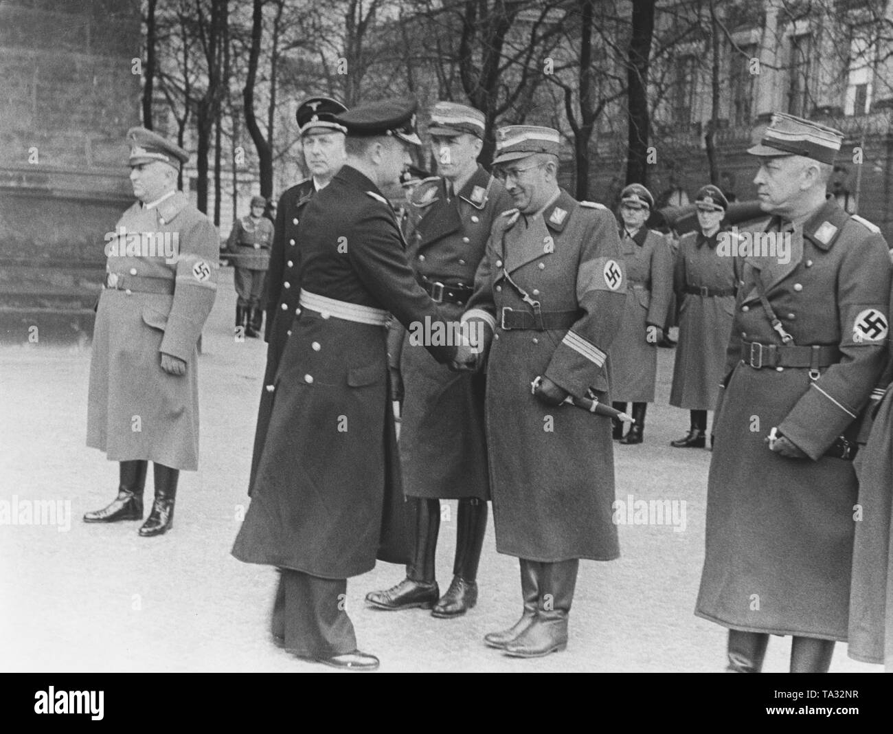Grand Admiral Doenitz begrüßt die Vertreter der NSDAP an der Neuen Wache in Berlin, einschließlich (links) Robert Ley und Reichskriegsopferfuehrer Hanns Oberlindober (2. von rechts). Foto: Schwahn Stockfoto