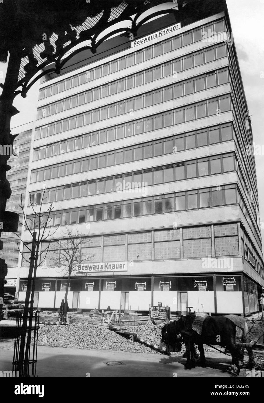 Das Geschäftshaus Columbushaus am Potsdamer Platz in Berlin. Der Architekt des Gebäudes war Erich Mendelsohn. 1932 ein Geschäft wurde der amerikanischen Kaufhaus Woolworth vermietet. Die Büro- und Gebäude war das erste im Land eine künstliche Ventilation System zu haben. Im Zuge der Volksaufstand am 17. Juni 1953, das Gebäude wurde niedergebrannt. Stockfoto