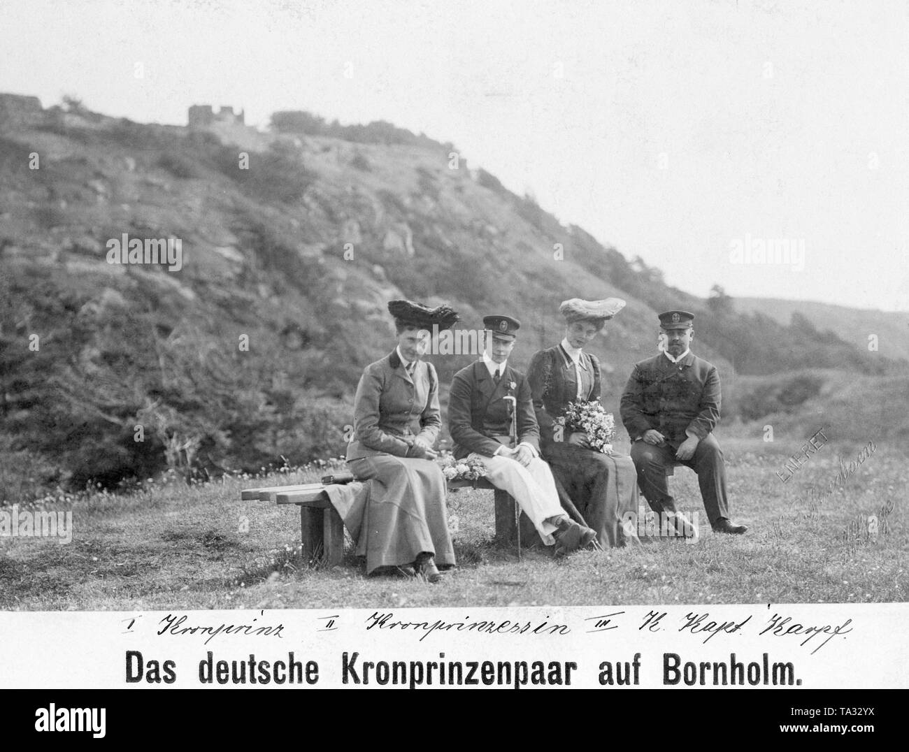 Kronprinz Wilhelm von Preußen und seiner Frau Cecilie auf ihrer Reise durch Dänemark, hier auf der Insel Bornholm. Von links: Kronprinz Wilhelm, Prinzessin Cecilie und Kapitän Karpf. Stockfoto