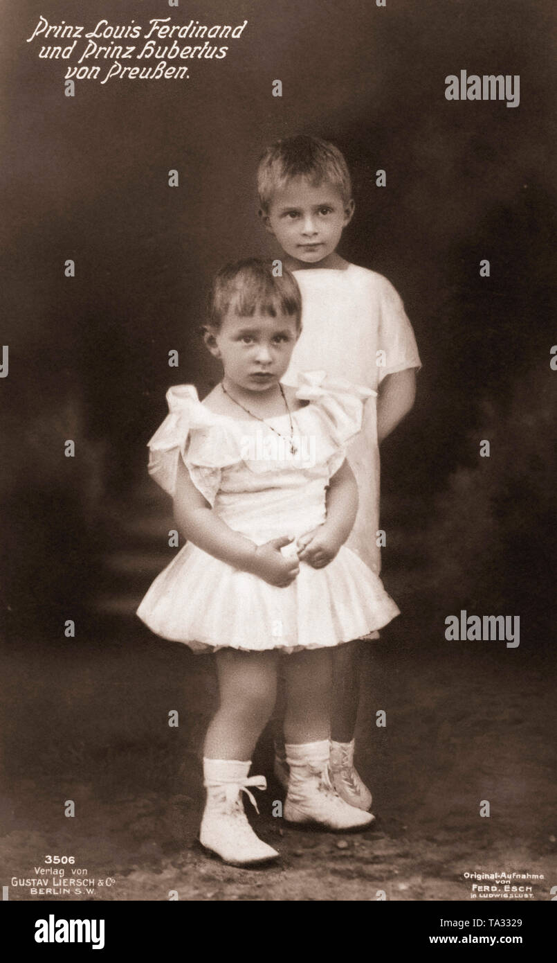 Prinz Hubertus (vorne), der dritte Sohn des deutschen Kronprinzen Paar, zusammen mit seinem älteren Bruder Prinz Louis Ferdinand (zurück). Stockfoto