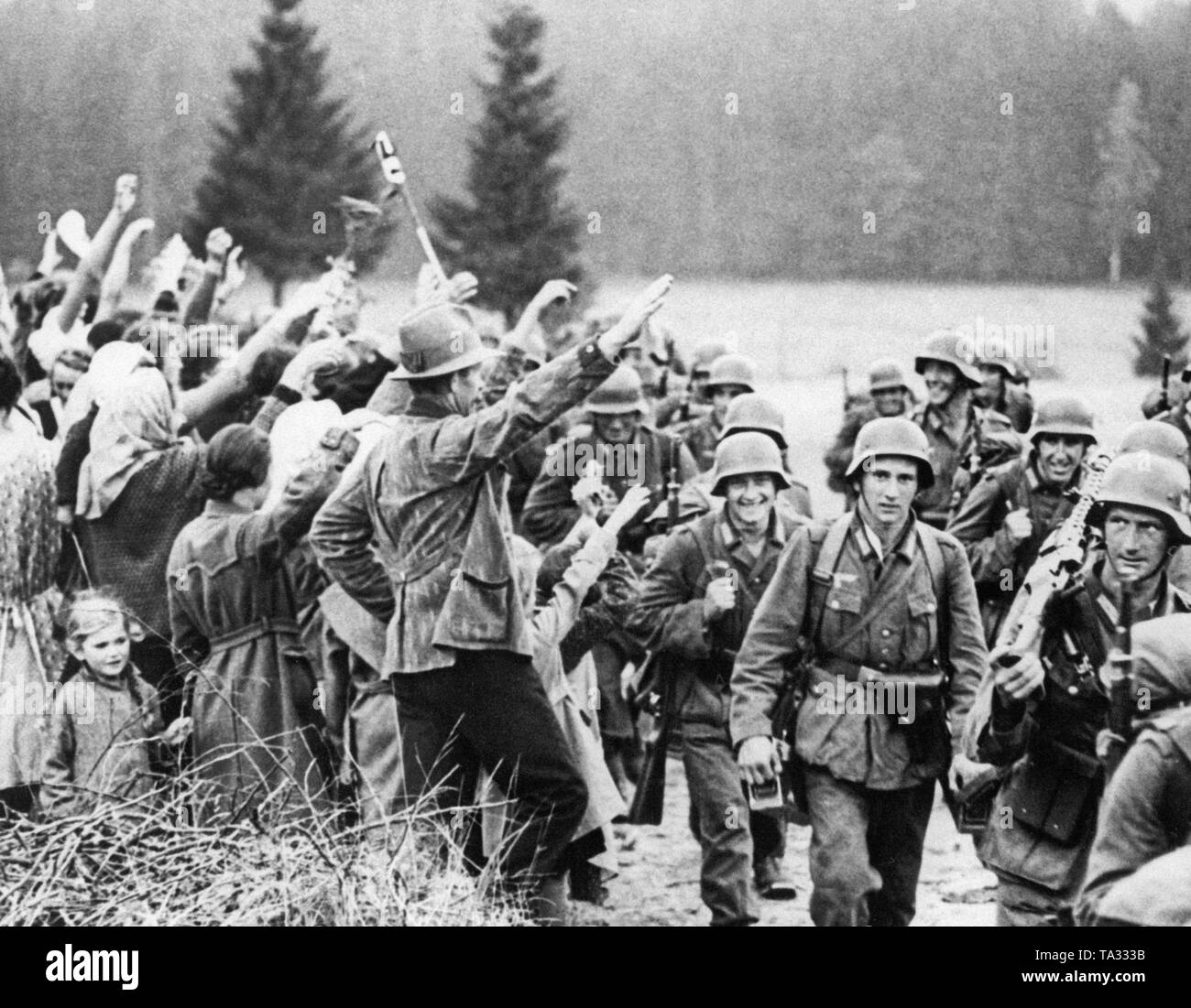Die Besetzung des Sudetenlandes durch deutsche Truppen, 1938. Die Besatzung eines hohen Berges Infanterie Regiment Märsche in einen Ort im Böhmerwald in der Nähe von Haidmuehle am 1. Oktober 1938. Die Menschen jubeln Sie. Stockfoto