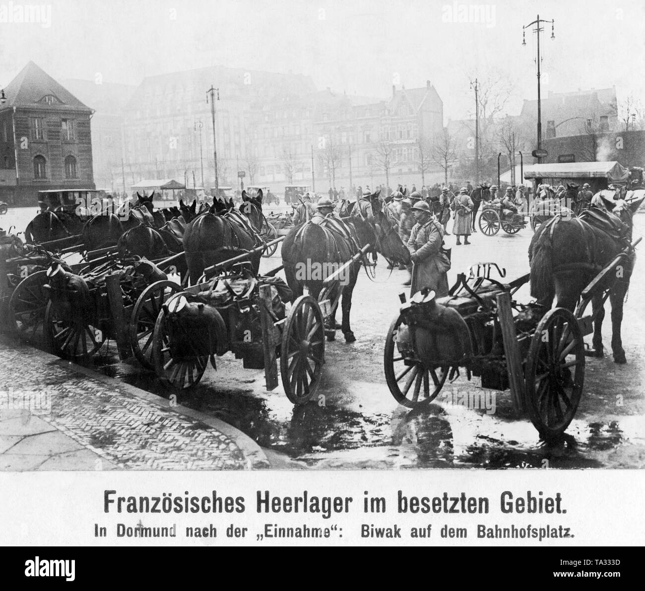 Nach der Invasion der Ruhr, diese französischen Soldaten gebaut, eine Art Biwak auf dem Bahnhofsplatz in Dortmund. Sie tragen ihre Nahrung und marschieren auf Pferdekutschen. Stockfoto
