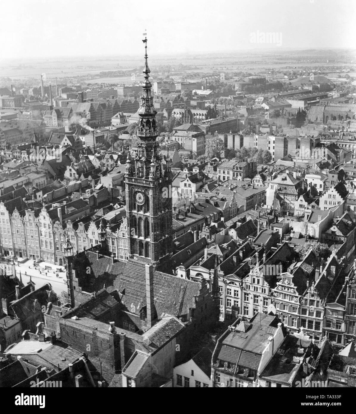 Blick auf den Turm des Rathauses der Stadt und der Lange Markt in Danzig, von der Kirche St. Maria gesehen. Bereits am Ende des 13. Jahrhunderts gab es einen Vorläufer, wurde der Turm wurde von 1486 bis 1488 durch Heinrich Hetzel gebaut. Die wichtigste Stadt ist die eigentliche Altstadt von Danzig, da es älter ist als die Altstadt. Der Bezirk ist heute das eigentliche Stadtzentrum. Stockfoto