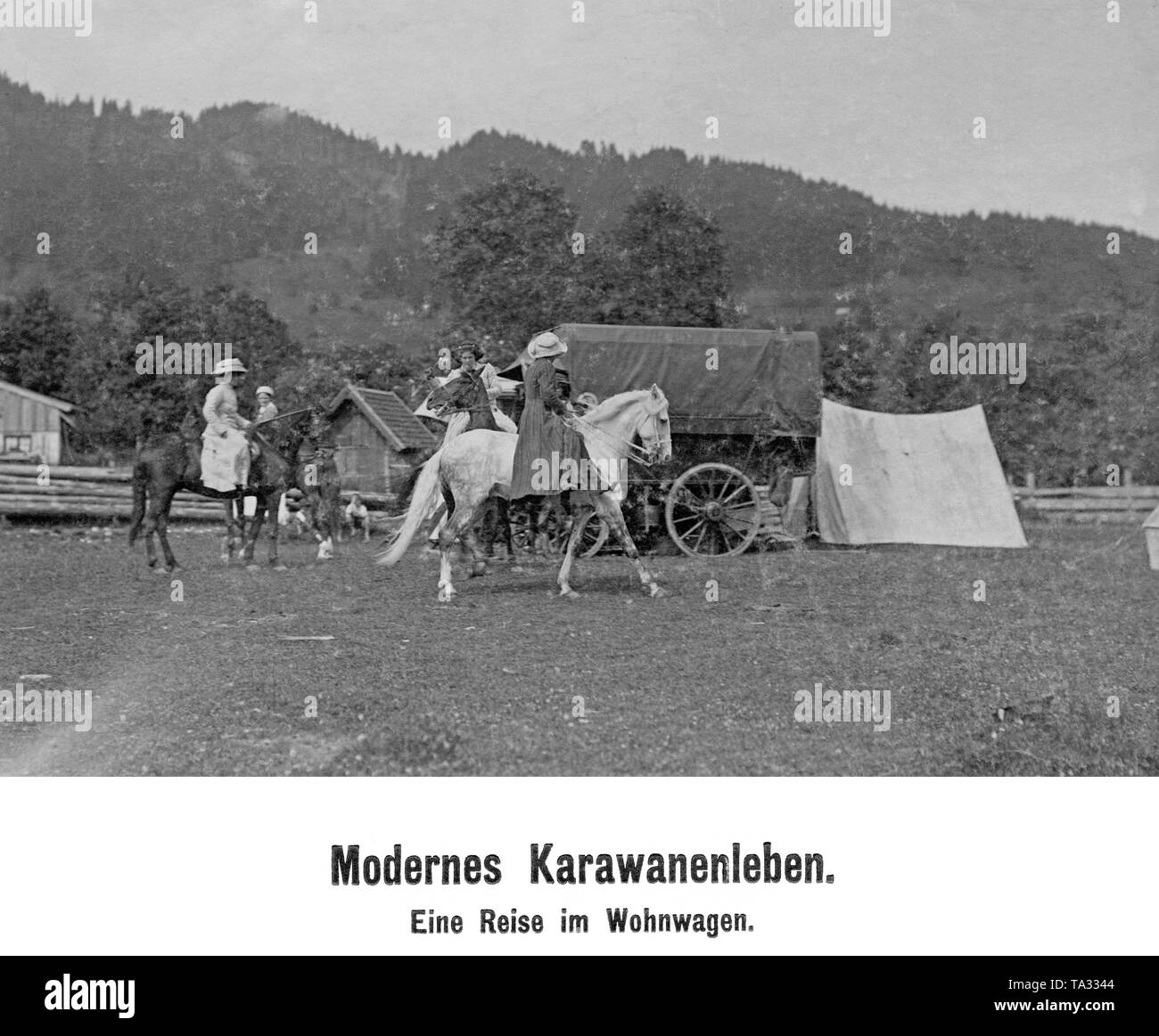 Ein pferdefuhrwerk Wohn-Gruppe macht einen Urlaub in Oberammerau, die Stadt, in der die Leidenschaft Spielen durchgeführt wird, in Oberbayern. Stockfoto