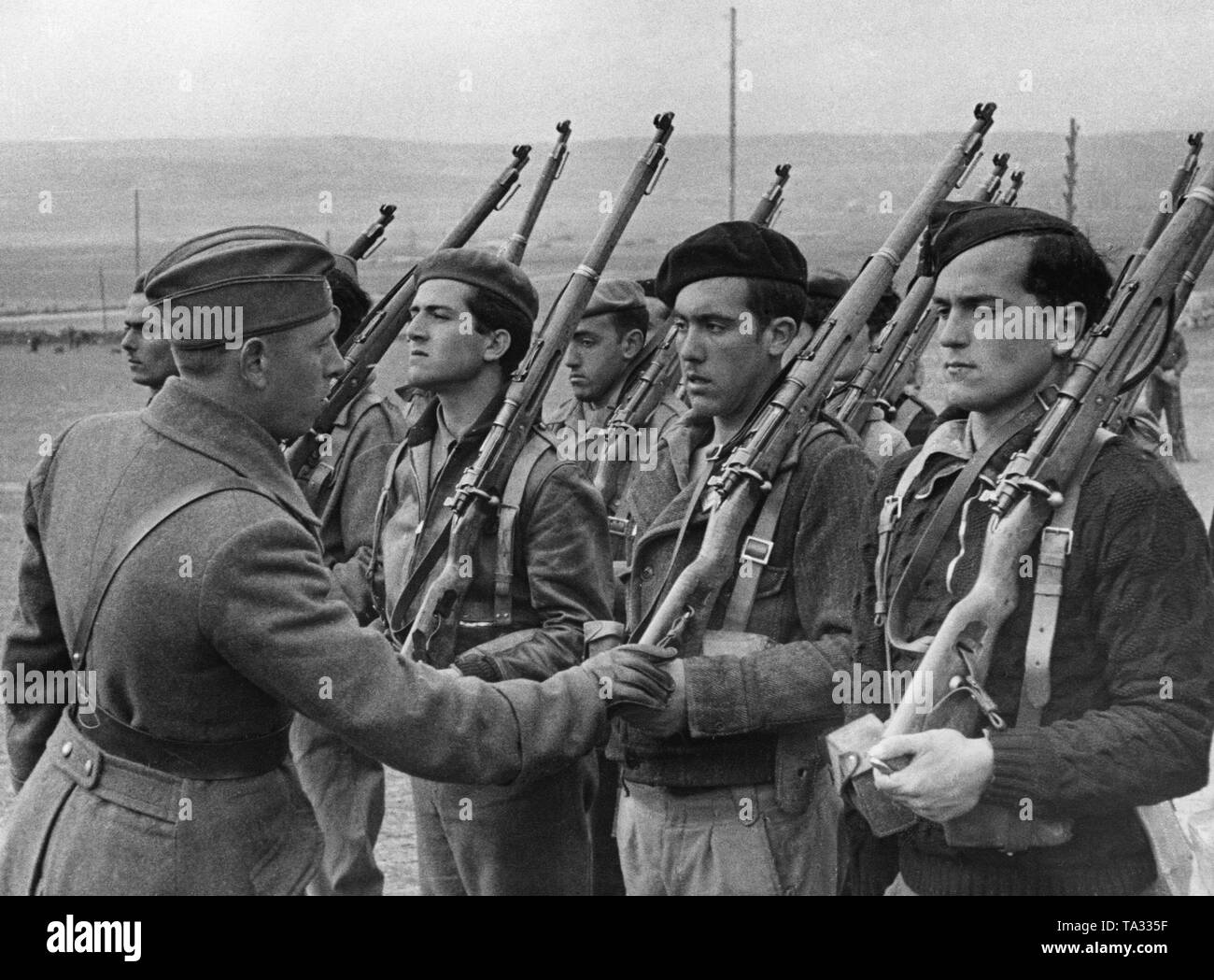 Ein leutnant der Legion Condor (auf der linken Seite mit einem seitlichen Sechskantschrauben) während der Ausbildung von spanischen Offiziere (rechts) für die Nationalen Spanischen Truppen in der infanterie Training Schule in Avila, Kastilien und Leon während des Spanischen Bürgerkriegs. Soldaten wurden von spanischen und deutschen Lehrer als Offiziere innerhalb von 8 Wochen ausgebildet. Stockfoto