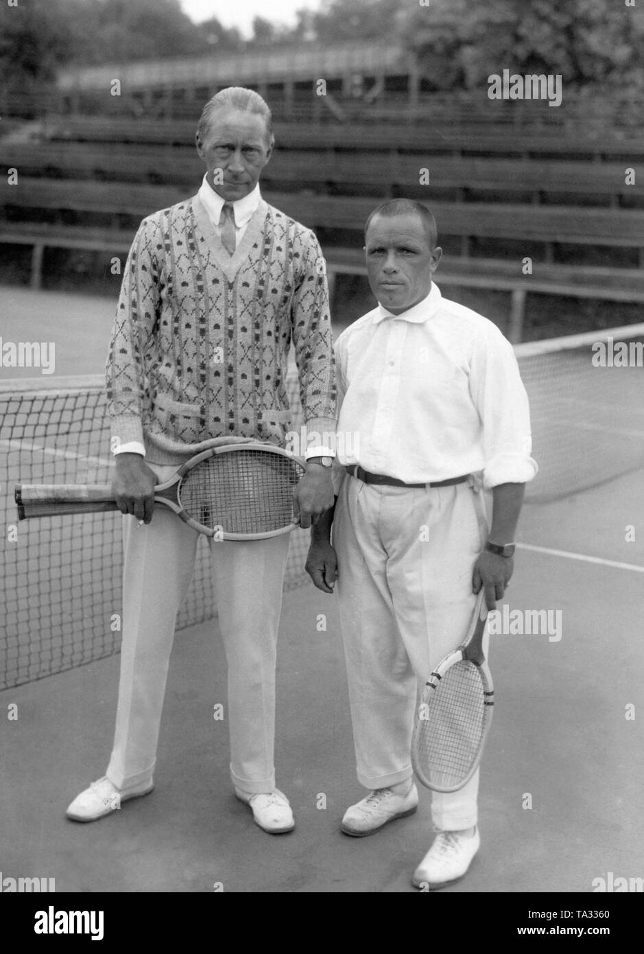 Der Kronprinz (links) und sein Trainer Richter (rechts) auf einem Tennisplatz. Stockfoto
