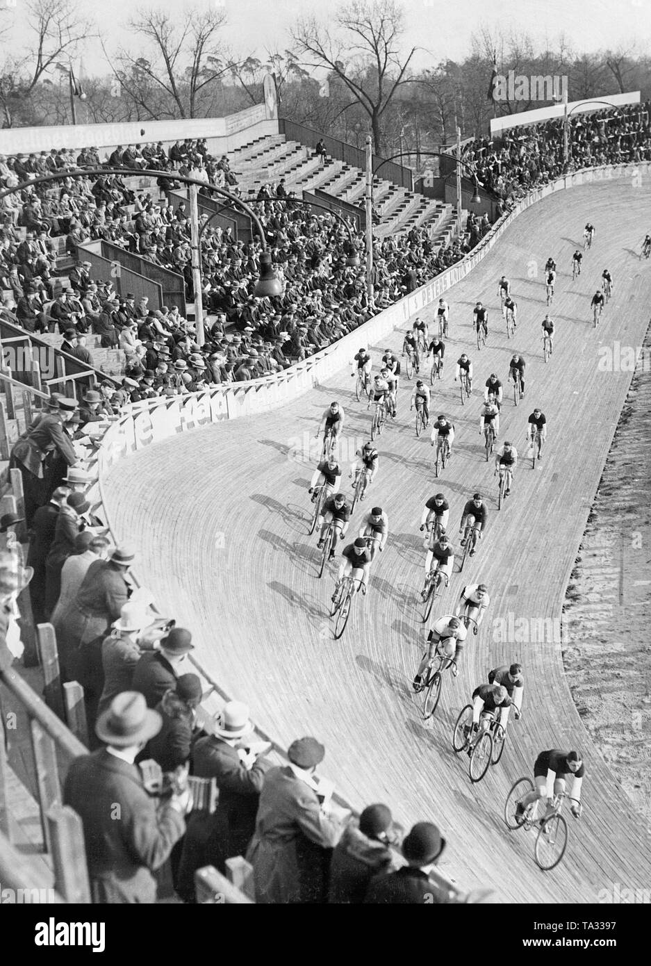 Blick auf die Spur und Zuschauer steht im Berliner Ruett-Arena bei der Eröffnung der Radsaison 1930 am 3. März. Stockfoto