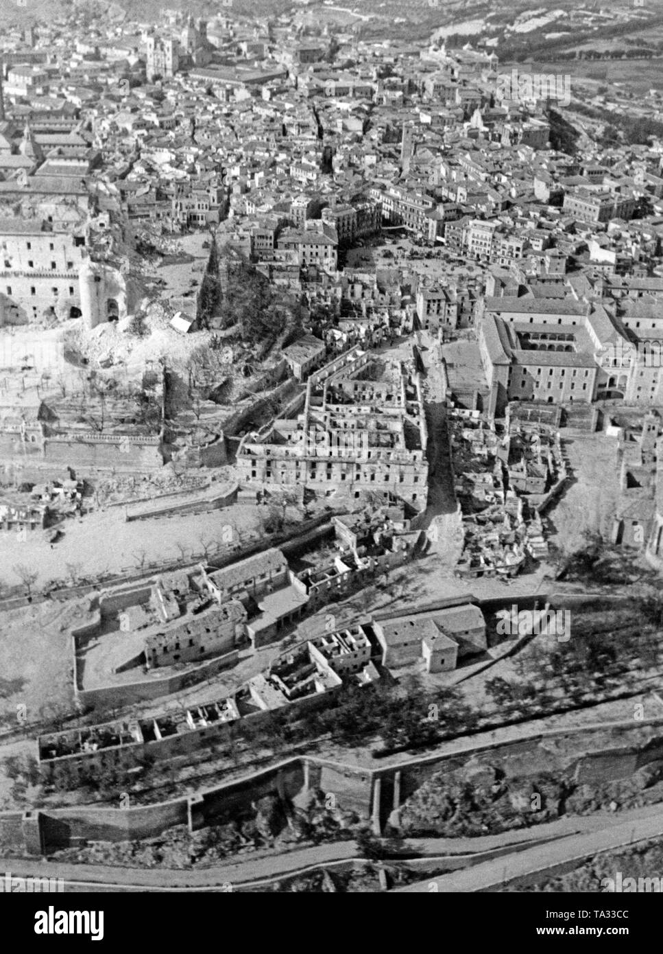 Foto der Alcazar von Toledo nach seiner Eroberung am 26. September 1936. Auf der linken Seite der Fassade durch Artilleriefeuer zerstört. Stockfoto