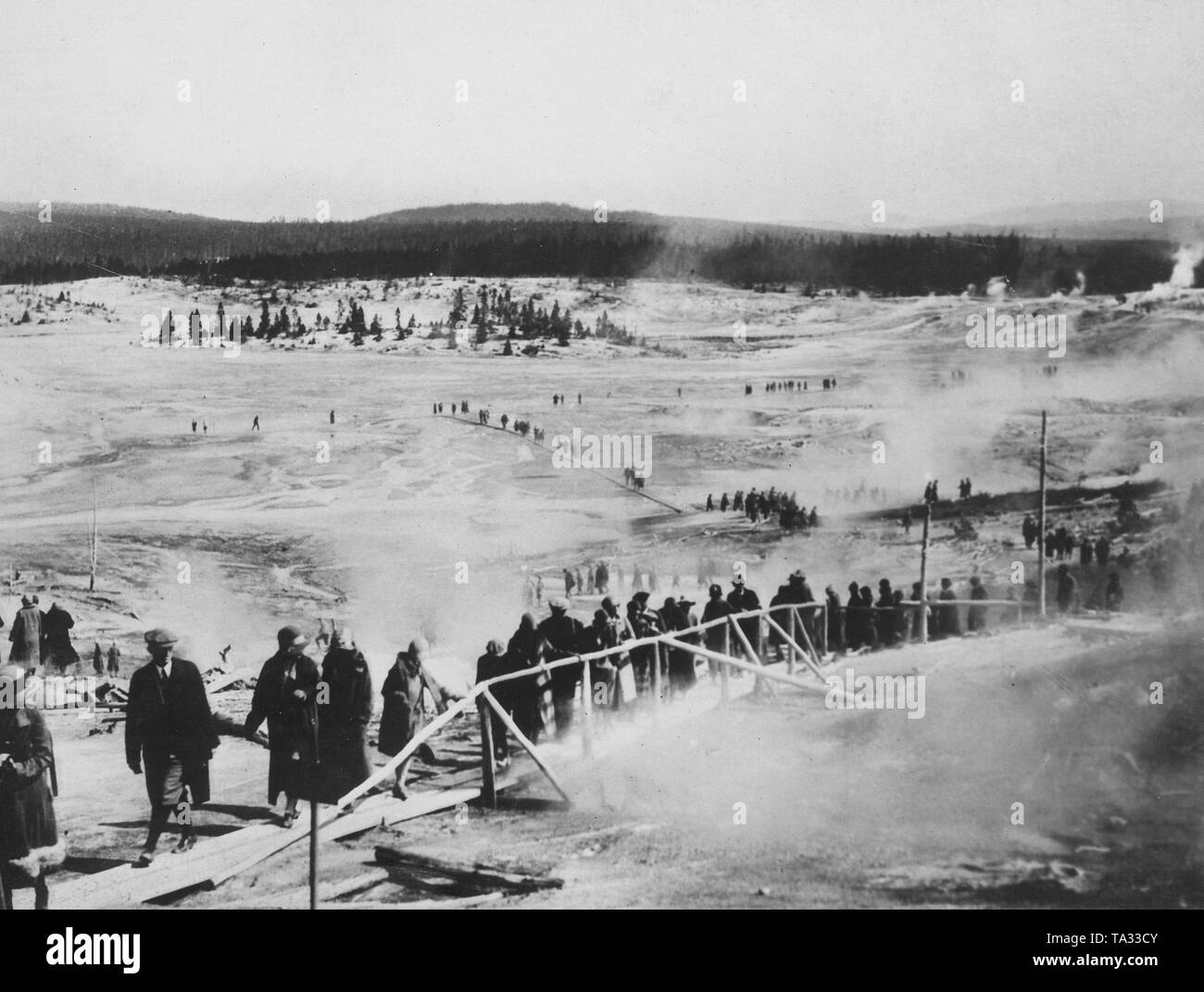 Die Besucher des Yellowstone Parks in den Bereichen überschwemmt von der Norris-Geyser. Es ist der älteste Nationalpark der Welt und wurde zum Weltkulturerbe - Natürliche im Jahr 1978 von der UNESCO zum Weltkulturerbe erklärt. Stockfoto