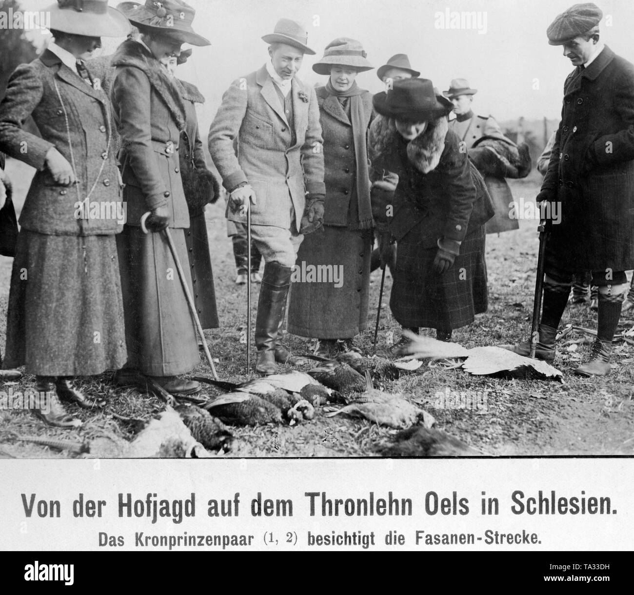 Kronprinz Wilhelm von Preußen (3. von links) und seine Frau Kronprinzessin Cecilie von Mecklenburg (4. von links) Blick auf die getöteten Fasane nach der Jagd. Stockfoto